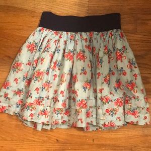 A SHORT FLORAL SKIRT W/POCKETS